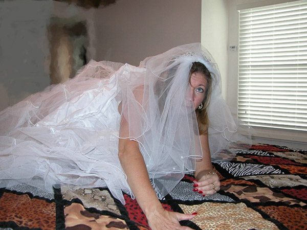 Старуха в наряде невесты показывает сиськи и киску 3 фотография