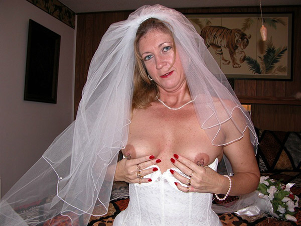Старуха в наряде невесты показывает сиськи и киску 5 фотография
