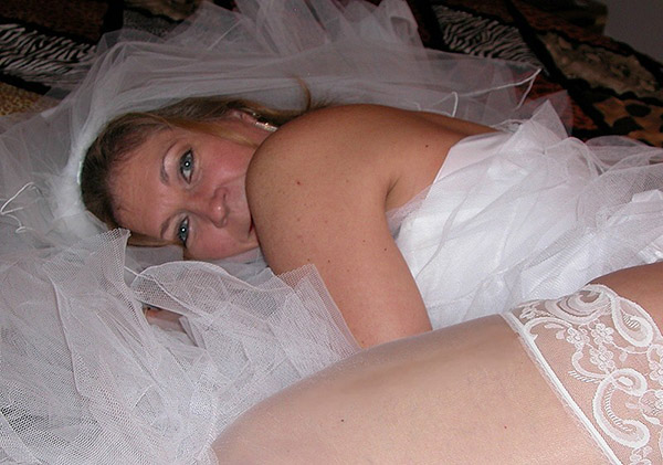 Старуха в наряде невесты показывает сиськи и киску 17 фотография
