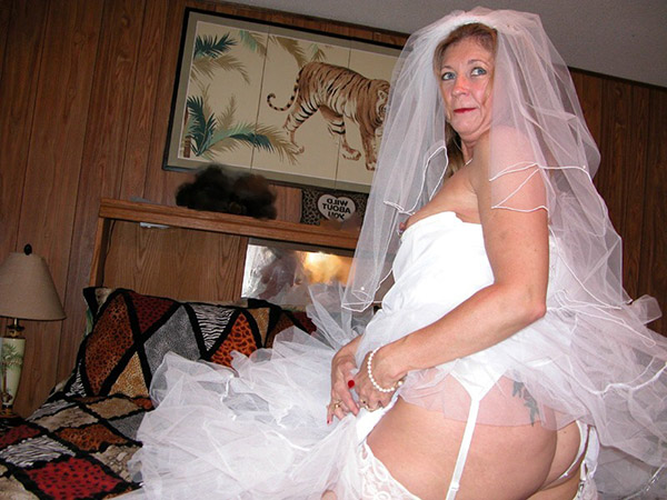 Старуха в наряде невесты показывает сиськи и киску 20 фотография