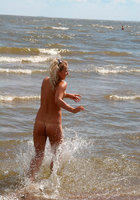 Голые нудистки играют в пляжный волейбол 12 фото