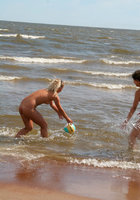 Голые нудистки играют в пляжный волейбол 14 фотография