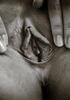 Молодая шалунья мастурбирует с помощью дилдо 2 фото