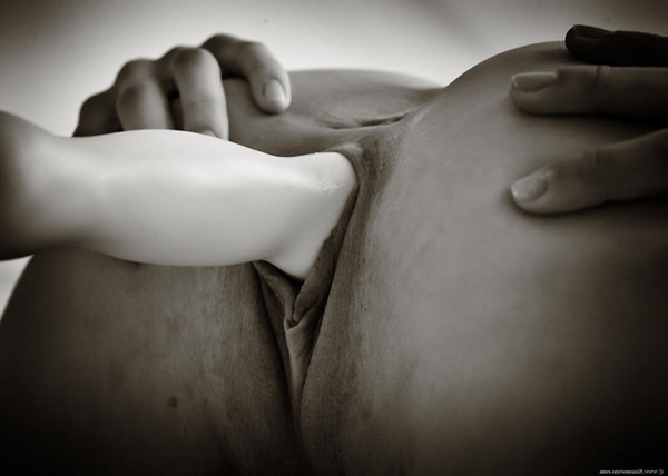 Молодая шалунья мастурбирует с помощью дилдо 15 фотография