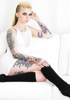 Неординарная дева с множеством татуировок на теле 1 фотография
