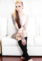 Неординарная дева с множеством татуировок на теле 2 фото