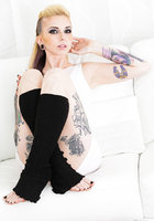 Неординарная дева с множеством татуировок на теле 3 фото