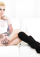 Неординарная дева с множеством татуировок на теле 5 фото