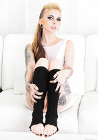 Неординарная дева с множеством татуировок на теле 7 фото