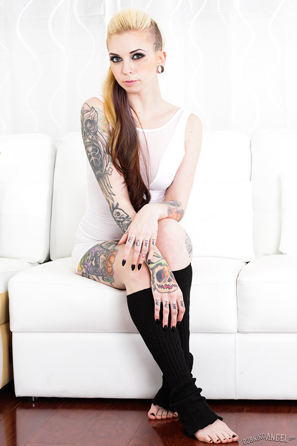 Неординарная дева с множеством татуировок на теле 2 фотография