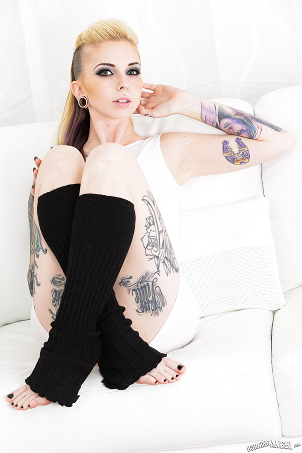 Неординарная дева с множеством татуировок на теле 3 фотография