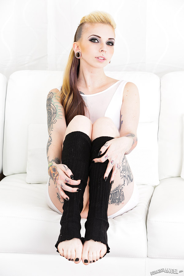 Неординарная дева с множеством татуировок на теле 7 фотография