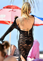Джоди Марш в бикини на пляже 2 фото