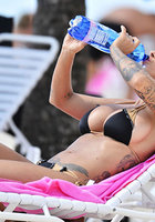 Джоди Марш в бикини на пляже 6 фото