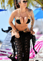 Джоди Марш в бикини на пляже 4 фото