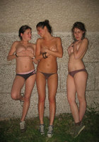 Пьяные девчонки показывают сиськи возле ночного клуба 18 фото