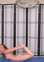 Женщина акробатка бесплатно показывает невообразимые позы 15 фотография