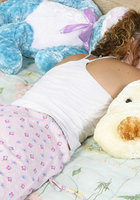 Девушка лижет анус своей спящей подруге 1 фото