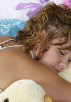 Девушка лижет анус своей спящей подруге 4 фотография
