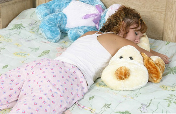 Девушка лижет анус своей спящей подруге 1 фотография