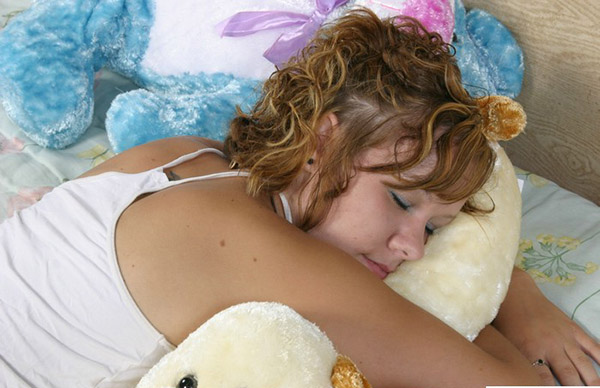 Девушка лижет анус своей спящей подруге 4 фотография