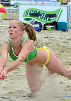 Пляжные волейболистки участвуют в соревновании 2 фотография