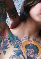 Прекрасные телочки хвастаются татуированными телами 12 фото