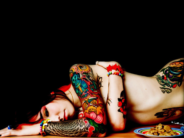 Прекрасные телочки хвастаются татуированными телами 14 фотография