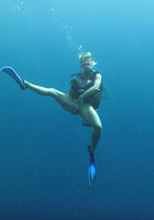 Голая аквалангистка светит киской под водой 3 фотография