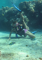 Голая аквалангистка светит киской под водой 1 фото