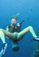 Голая аквалангистка светит киской под водой 7 фото
