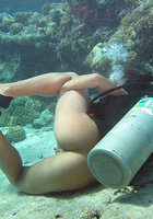 Голая аквалангистка светит киской под водой 11 фото