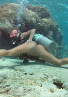 Голая аквалангистка светит киской под водой 6 фото