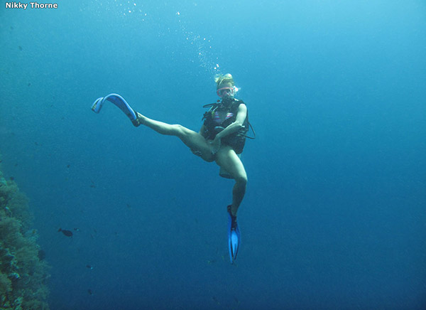 Голая аквалангистка светит киской под водой 3 фотография