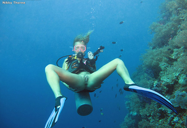 Голая аквалангистка светит киской под водой 7 фотография
