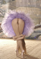Гибкая балерина занимается в студии в одной лишь пачке 5 фото