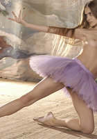 Гибкая балерина занимается в студии в одной лишь пачке 7 фотография