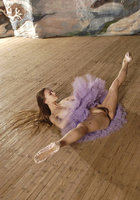 Гибкая балерина занимается в студии в одной лишь пачке 18 фотография
