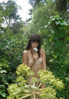Красивая сеньорита красуется голая на фоне природы 10 фотография