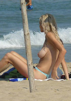 Подглядывание на пляже за женщинами с обнаженными титьками 5 фотография