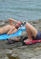 Подглядывание на пляже за женщинами с обнаженными титьками 6 фото
