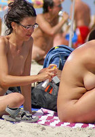 Подглядывание на пляже за женщинами с обнаженными титьками 11 фото