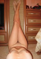 Тридцатипятилетняя телочка лежит на полу без нижнего белья 6 фото