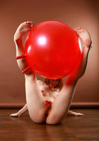 Рыженькая зазноба сидит на красном шаре в трусиках 7 фотография