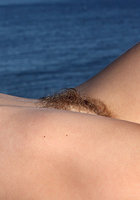Великолепная телочка показала волосатую письку у моря 7 фотография