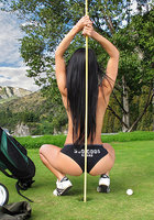 Клевая гольфистка стоит нагишом возле лузы 6 фото