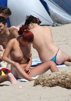 Великолепные нудистки посетили общественный пляж 1 фото