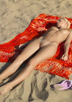 Заснула без одежды на песчаном пляже 6 фотография