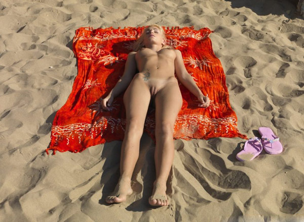 Заснула без одежды на песчаном пляже 7 фотография