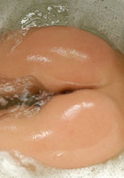 Улыбчивая барышня принимает ванну с пеной 10 фото